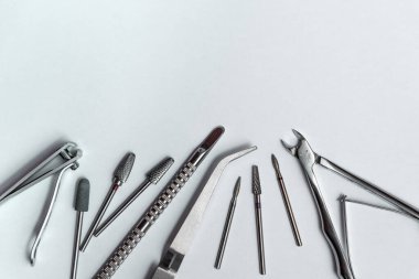 Bir dizi manikür aleti. Güzellik salonu veya kozmetik çanta için aletler. Kadın tırnaklarının bakımı ve tedavisi için aksesuarlar.