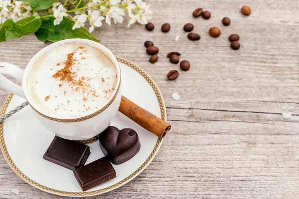 Akár Kávé Házi Csokoládé Édességek Egy Hátterben Kávébab Fehér Virágok — Stock Fotó