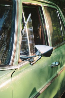 Kirov, Rusya-Haziran 12, 2020; Klasik yeşil bir Mercedes 'in yan görüntüsü