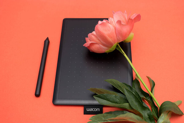 Киров, Россия - 26 июня 2020 г.; Графическая табличка Вакома с коралловым пионом на красном фоне.
