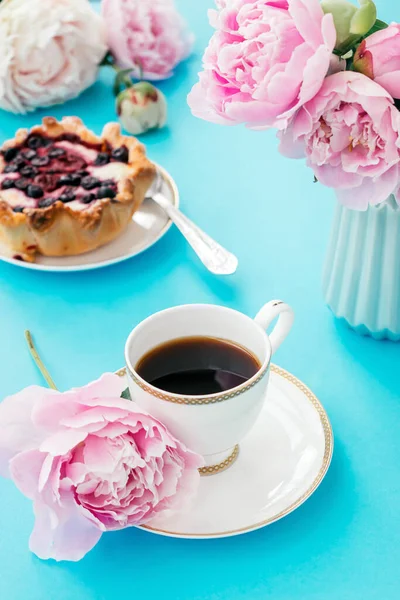 Summer Romantic Breakfast White Cup Coffee Cake Berries Open Book — Stock Photo, Image
