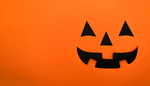 Czarne Oczy Nos Usta Czarnego Papieru Pomarańczowym Tle Halloween Concept — Zdjęcie stockowe
