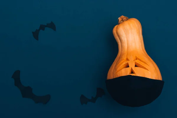 Abóbora Halloween Preto Máscara Médica Protetora Morcegos Papel Preto Fundo — Fotografia de Stock