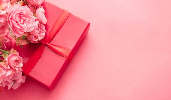 红色礼品盒 背景粉红 背景粉红的玫瑰 情人节 母亲节 母亲节的节日观念 复制空间 顶视图 选择性焦点 — 图库照片