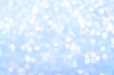 Bokeh 'in odağını kaybetmiş ışıklarla güzel mavi soyut bir arka plan. Kış ve yeni yıl arkaplanı..