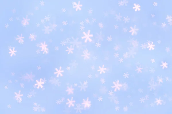 雪の結晶ボケで抽象的な青の背景 冬のクリスマスと新年の背景 — ストック写真