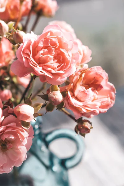 Маленькі Рожеві Троянди Крупним Планом Скляній Пляшці — стокове фото