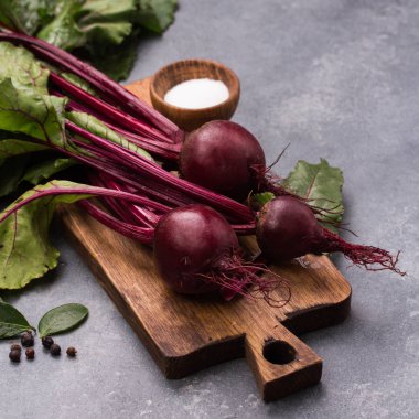 ahşap arka plan üzerinde bir kesme tahtası üzerinde çiğ kırmızı pancar