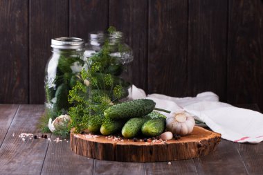 Salatalık sarımsak ve dereotu masada cam kavanozlara korunmuş