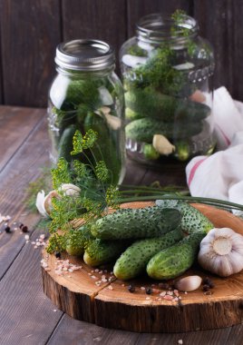 Salatalık sarımsak ve dereotu masada cam kavanozlara korunmuş