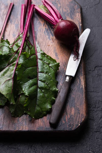 Raw beetroot on a cutting board on wooden background — Stock Photo, Image