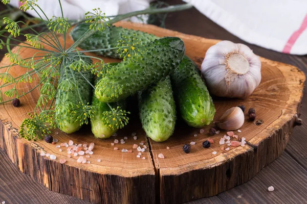 Pile of cucumbers ready for pickling with garlic and dill on table — Stock Photo, Image