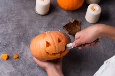 Jack-o-lantern küçük turuncu kabak oyma kadın