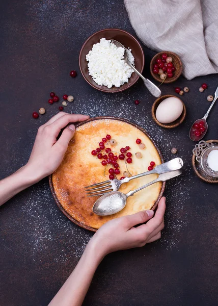 Gâteau au fromage fait maison avec des baies de groseilles rouges fraîches — Photo