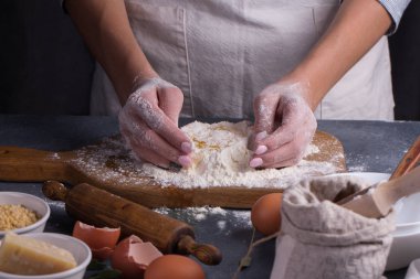 Genç kadın baker hamur tablo hazırlar