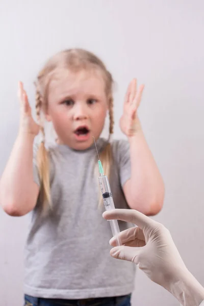 Pequeña linda chica temerosa de la inyección. Vacunación de niños . — Foto de Stock