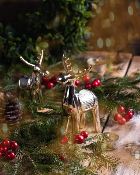 Kerstdecoratie op houten achtergrond. Nieuwjaar concept — Stockfoto