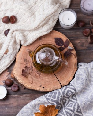 Sonbahar yaprakları ve ahşap masa üzerinde çay