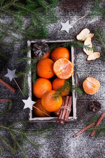 Мандарин в деревянной коробке в качестве рождественского украшения — стоковое фото
