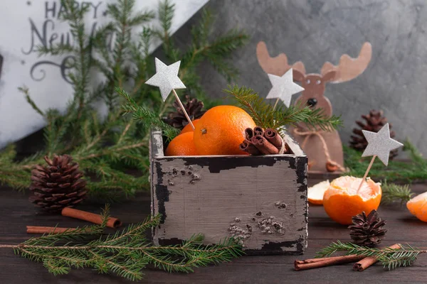 Tangerine in houten doos als decoratie van Kerstmis — Stockfoto