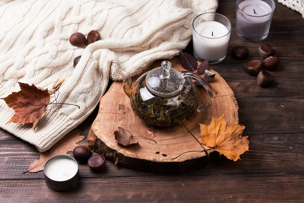 Herfst bladeren en kopje thee op houten tafel — Stockfoto