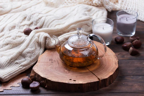 Herfst bladeren en kopje thee op houten tafel — Stockfoto