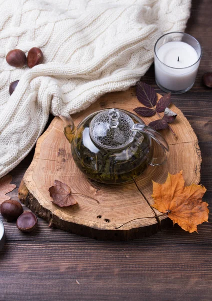 Herfst bladeren en kopje thee op houten tafel — Stockfoto