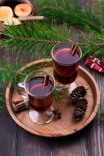 Glühwein, kaneelstokjes, anijssterren, dennenappels en takken — Stockfoto