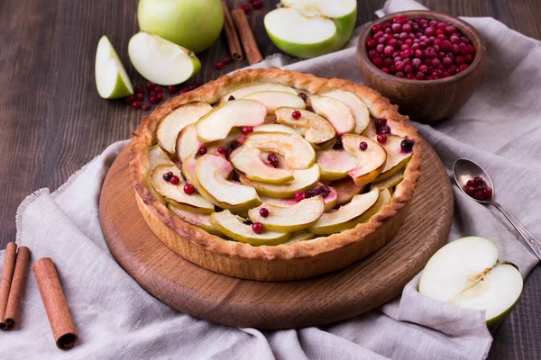 Домашний яблочный пирог и ингредиенты на деревянном фоне . — стоковое фото
