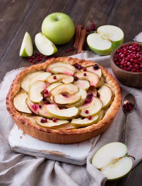 Homemade apple pie and ingredients on wooden background. — Stock Photo, Image