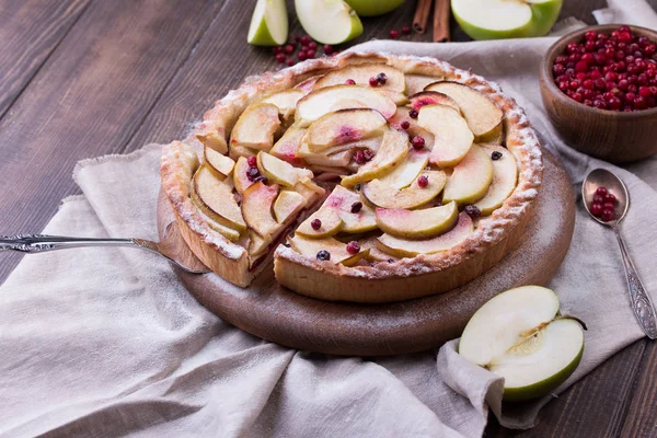 Homemade apple pie and ingredients on wooden background. — Stock Photo, Image