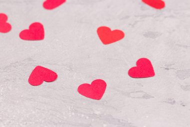 Kalp şeklinde kesilmiş kağıt arka plan olarak düzenlemek.