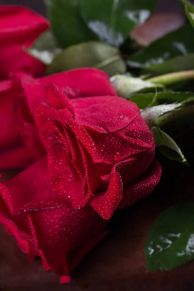 Červené růže na dřevěných prknech. Valentines den pozadí — Stock fotografie