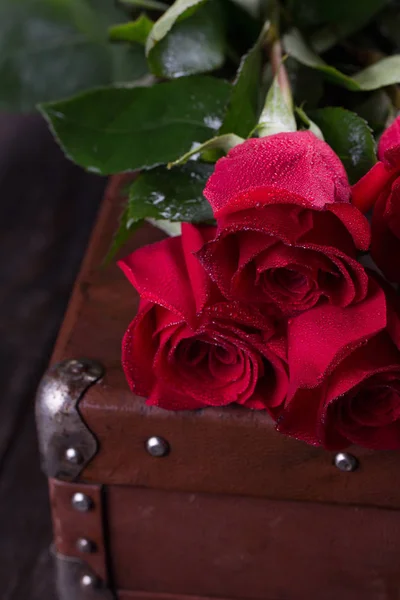 Rode rozen op houten planken. Valentijnsdag achtergrond — Stockfoto