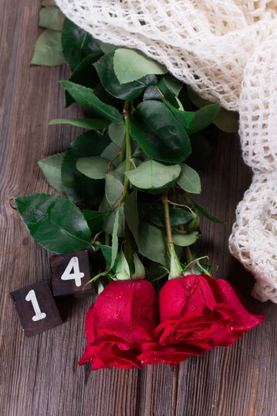 Rode rozen op houten planken. Valentijnsdag achtergrond — Stockfoto