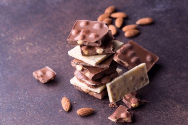 Koyu çikolata parçaları ve badem koyu arka plan üzerine yığını