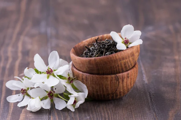 Träskål Med Grönt Blad Och Vita Blommor Träbord — Stockfoto