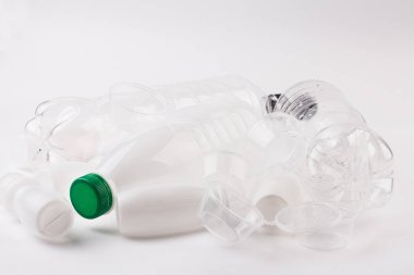 Maden suyu ve ezilmiş ve beyaz izole arka planı buruşuk gazlı içecekler şişe