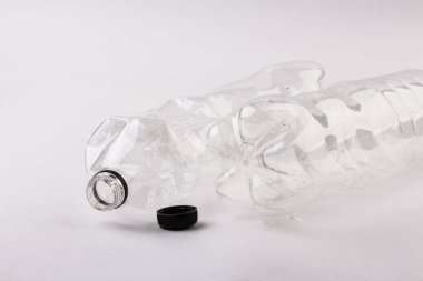 Maden suyu ve ezilmiş ve beyaz izole arka planı buruşuk gazlı içecekler şişe