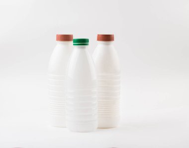 Beyaz arka plan üzerinde beyaz plastik süt şişesi
