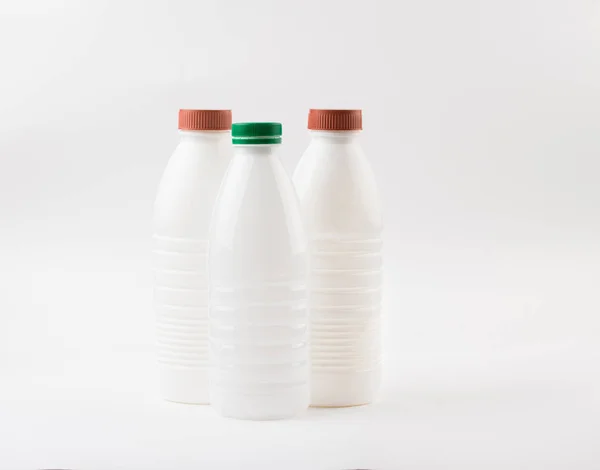 Botella de leche de plástico blanco sobre fondo blanco —  Fotos de Stock