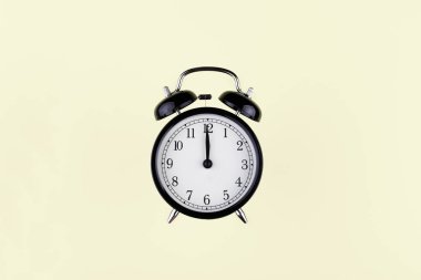 Renk arkaplanındaki siyah vintage alarm saati