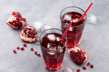 Cam doğal taze ve organik nar suyu