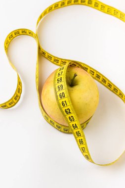 Ölçme bandı ile düz yatıyordu kompozisyon. İnce kavram