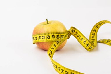 Ölçme bandı ile düz yatıyordu kompozisyon. İnce kavram