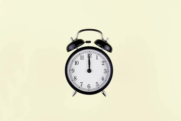 Svart vintage väckarklocka på färg bakgrund — Stockfoto