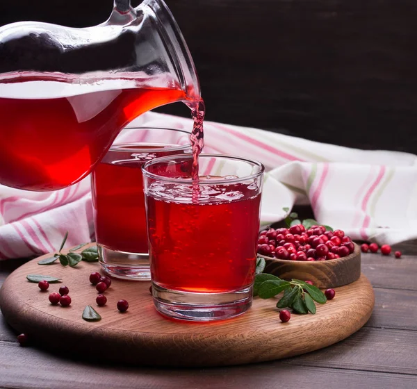 Bebida fresca de cranberry em fundo de madeira. Ainda vida — Fotografia de Stock