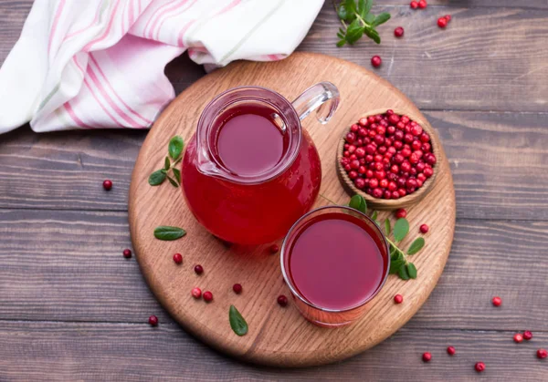 Bebida fresca de cranberry em fundo de madeira. Ainda vida — Fotografia de Stock