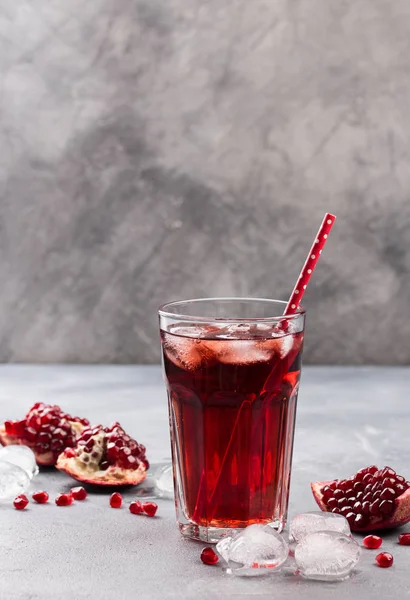 Suco de romã natural fresco e orgânico em vidro — Fotografia de Stock