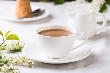 Elma çiçeği ile beyaz kupa Creamy Kahve